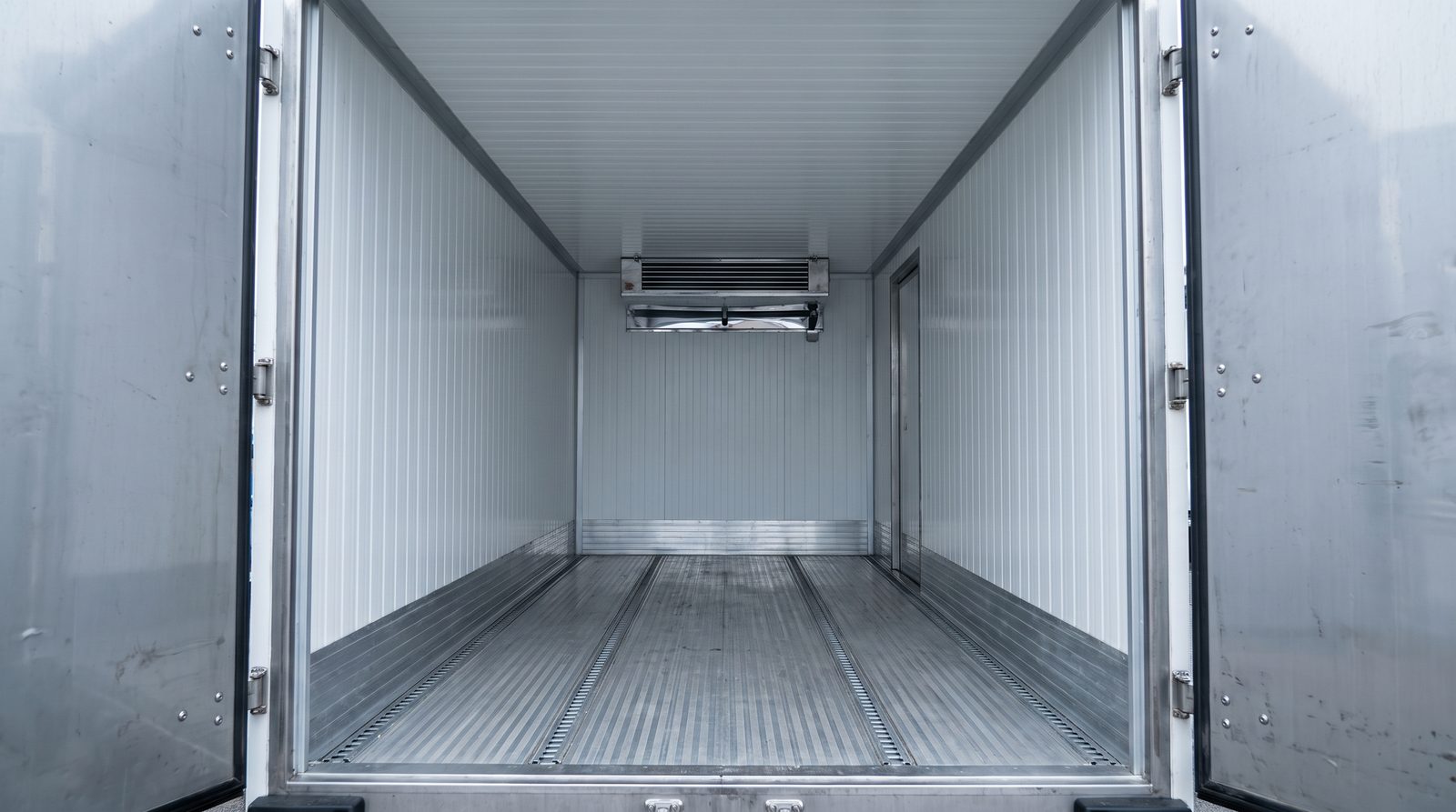 Interior box truk berpendingin dengan dinding terinsulasi dan unit pendingin